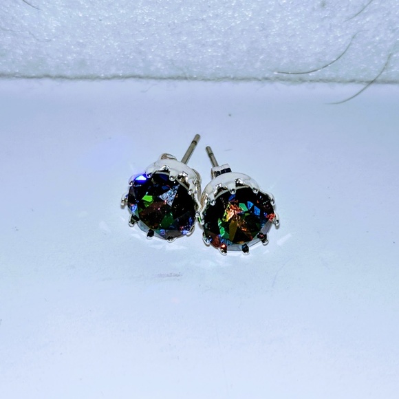 Dark iridescent crystal stud earrings 6mm - Picture 2 of 2